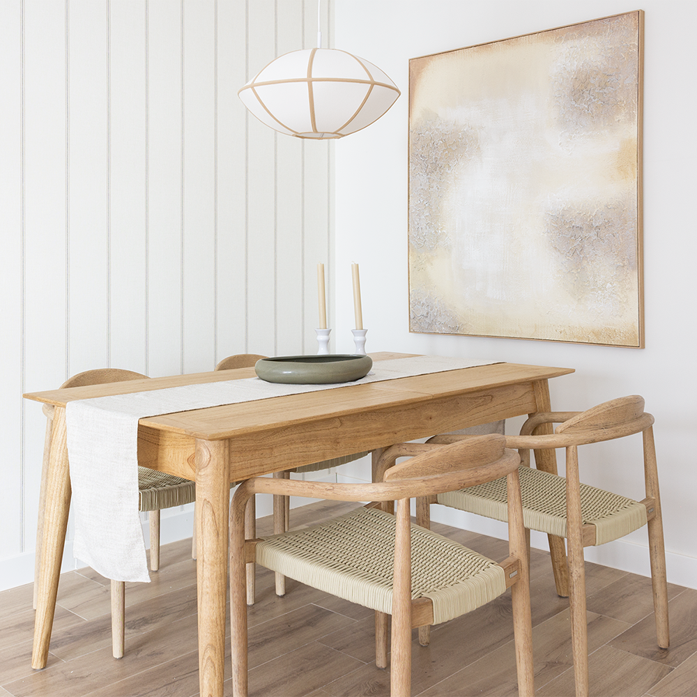 Diseño de comedor con papel pintado, mueble en madera y cuadro
