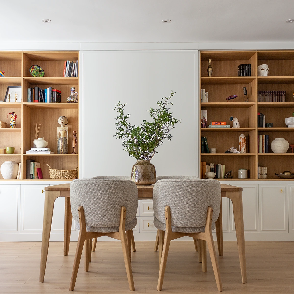 Salon con mueble y librerias a medida en color blanco y madera en sevilla